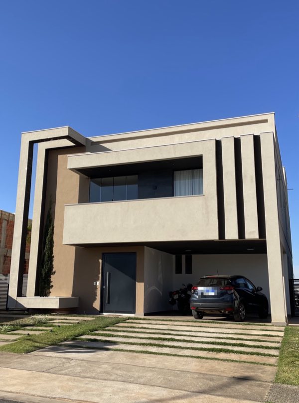 Casa de dois pavimentos com fachada contemporânea