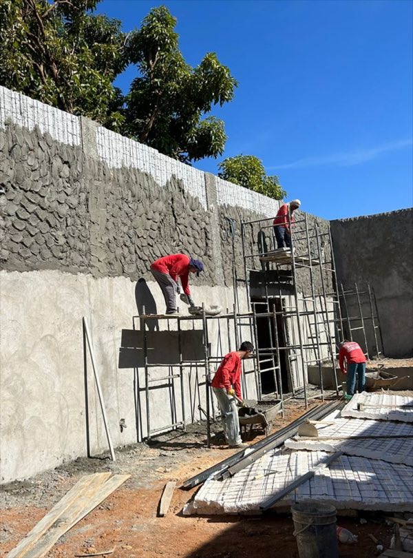 Equipe aplicando o reboco estrutural